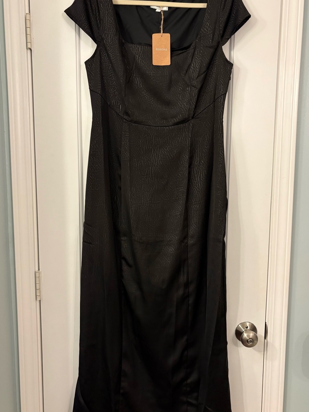 NWT Rihoas Black Textured Cap-Sleeve Maxi Dress